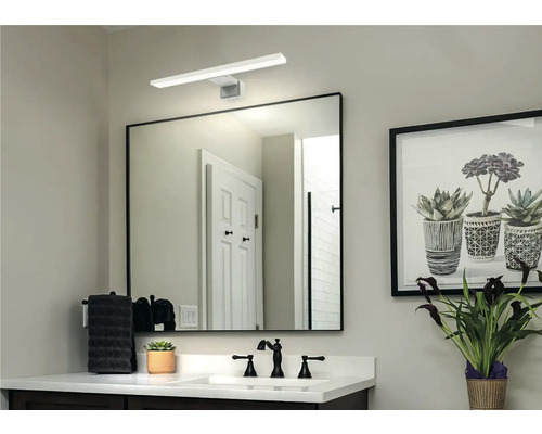 Salle de bains avec miroir, lavabo et lampe LED