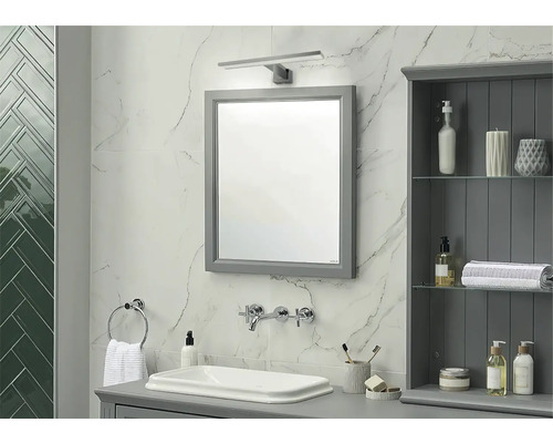 Salle de bains avec miroir, lavabo, robinet et armoire de salle de bains