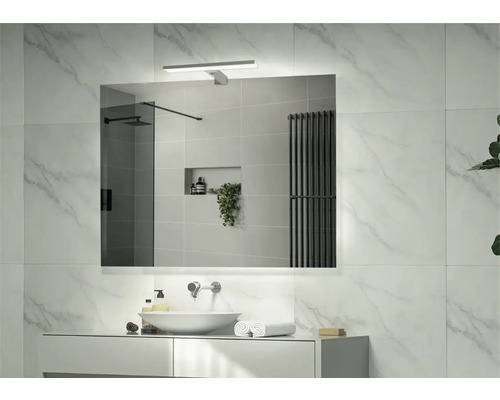 Scène de salle de bain avec lavabo, miroir et éclairage