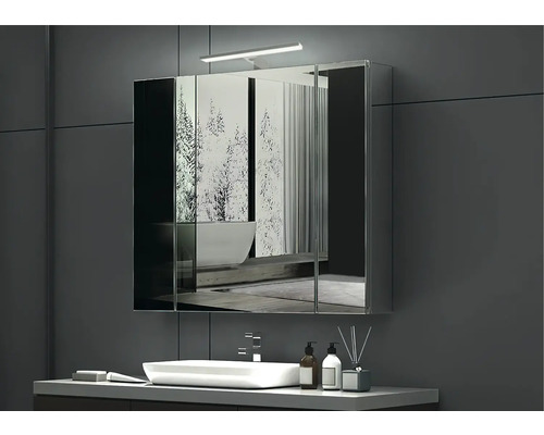 Salle de bain moderne avec armoire de toilette à miroir, lavabo et robinet