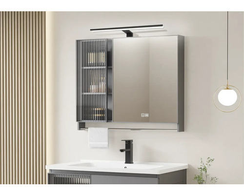 Scène de salle de bains avec armoire de toilette, lavabo, robinet et éclairage