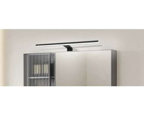 Salle de bains avec armoire de toilette et éclairage LED