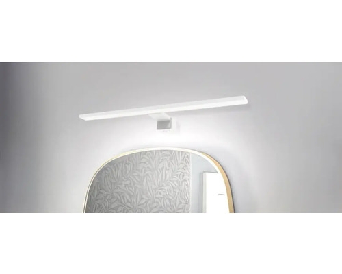 Salle de bains avec miroir et applique murale