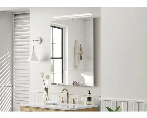 Salle de bain avec armoire de toilette, lavabo, robinetterie et décoration