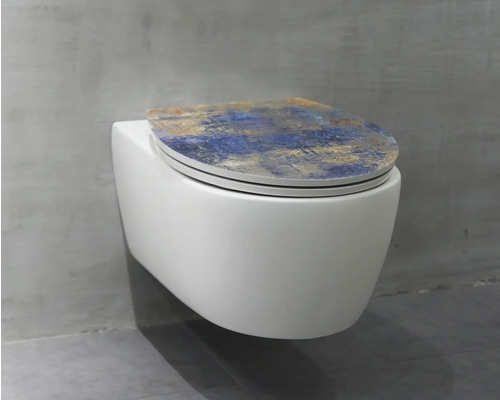 WC suspendu avec couvercle coloré dans la salle de bain.