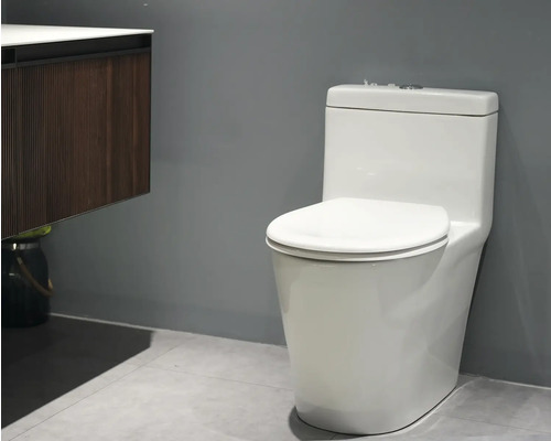 Toilettes avec réservoir dans une salle de bains.