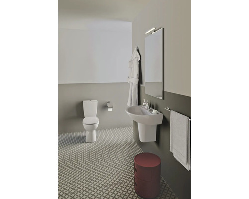 Salle de bains avec WC, lavabo, miroir, peignoir et tabouret