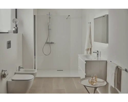 Salle de bain avec douche, lavabo, miroir, toilettes et bidet