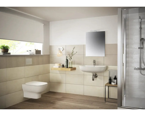Modernes Badezimmer mit Toilette, Waschbecken, Spiegel und Dusche