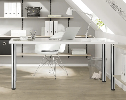 Helles Arbeitszimmer mit Schreibtisch, Stuhl, Regalen und Büromaterialien