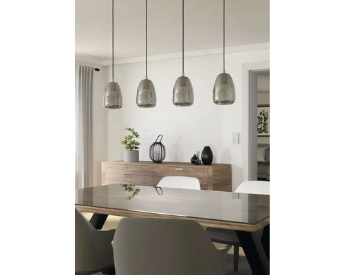 Esszimmer mit Esstisch, Stühlen, Sideboard und Hängeleuchte mit vier Leuchten