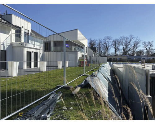 Chantier avec clôture de chantier et gros œuvre d''une maison