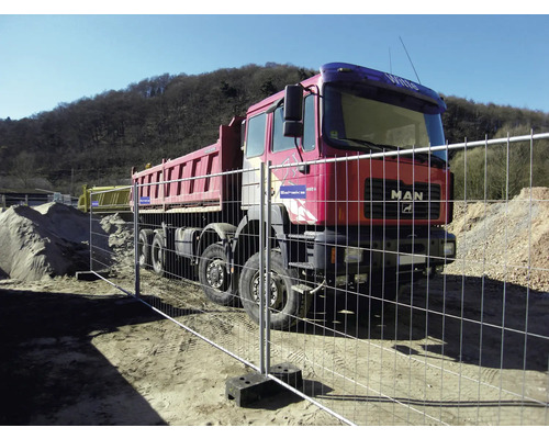 Camion MAN derrière une clôture de chantier
