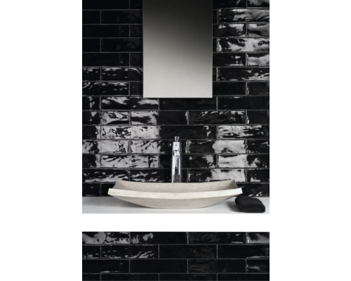 Salle de bain moderne avec lavabo, miroir et carreaux noirs