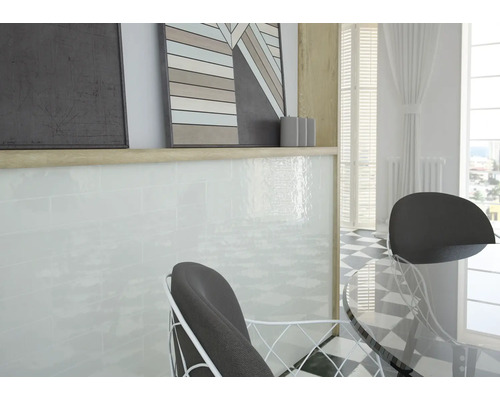 Heller Raum mit weißen Fliesen, Stühlen und dekorativen Elementen