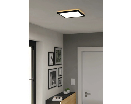 Quadratische Deckenleuchte im Flur mit Bildern und Kommode