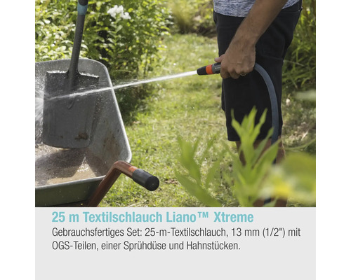 Scène de jardin avec brouette, bêche et personne utilisant un tuyau textile Liano Xtreme de 25 mètres avec buse de pulvérisation