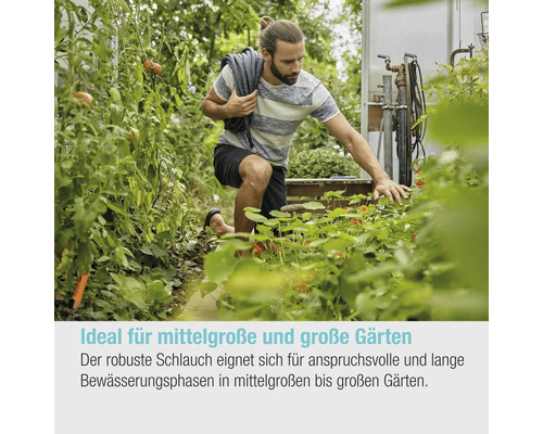 Homme dans le jardin se penchant sur les plantes.