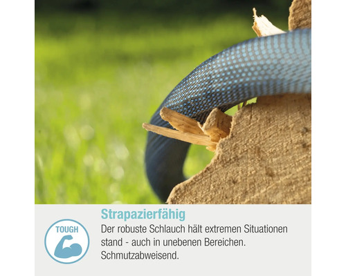 Gros plan d''un tuyau flexible et robuste passant sur un morceau de bois, mettant en évidence sa durabilité