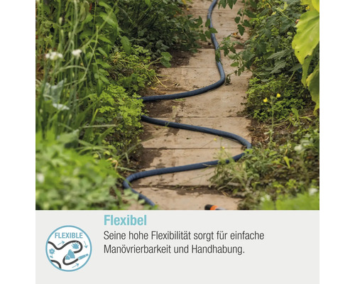 Tuyau d''arrosage flexible sur un chemin de jardin