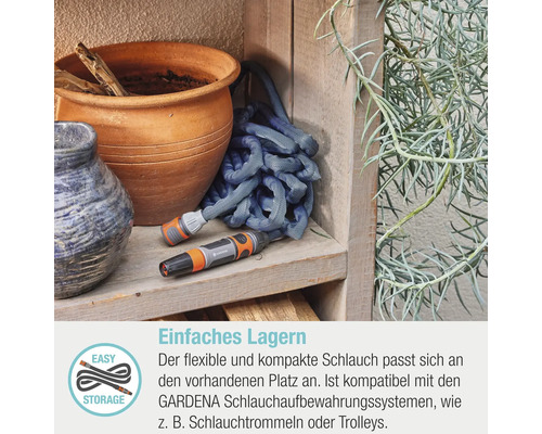 Tuyau textile Gardena avec lance sur étagère en bois