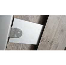 Vue détaillée d''une ferrure de meuble avec des vis et le logo du fabricant
