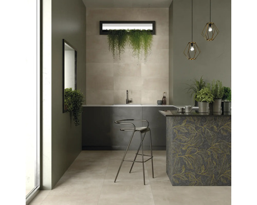 Heller Raum mit Fliesenboden, Küchenzeile, Barhocker und dekorativen Pflanzen.