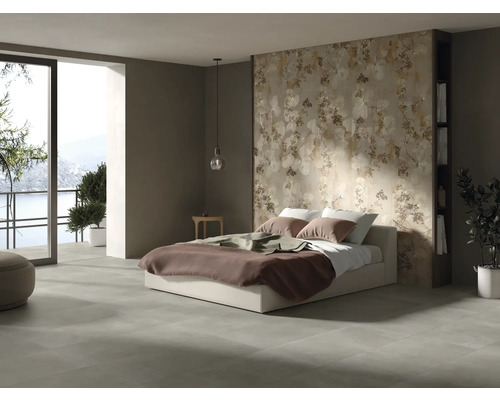 Chambre avec lit, papier peint floral et porte coulissante donnant sur le balcon