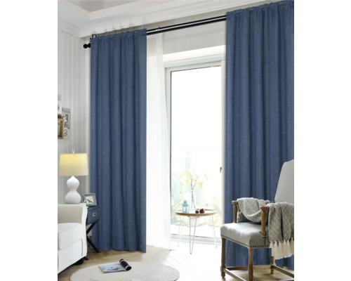 Wohnzimmer mit blauen Vorhängen an einer Gardinenstange vor dem Fenster