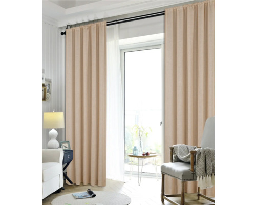 Salon avec rideaux, fauteuil et table d''appoint