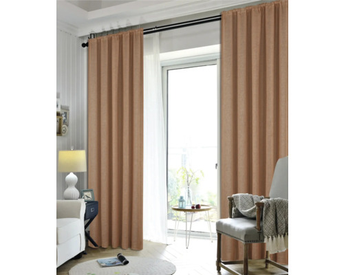 Salon avec rideaux et sièges près de la fenêtre.