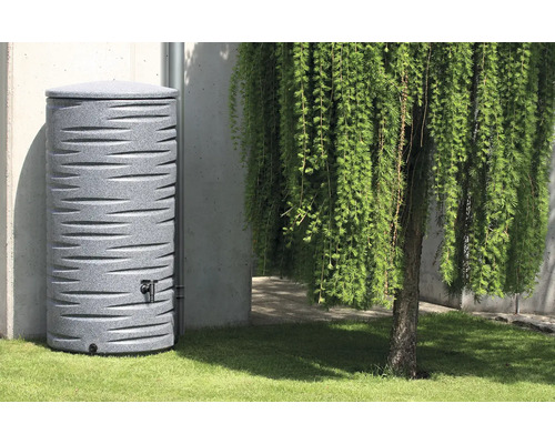 Regentonne aus Kunststoff im Garten