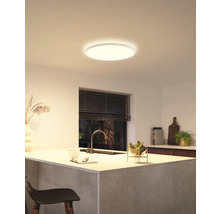 Plafonnier rond dans une cuisine lumineuse