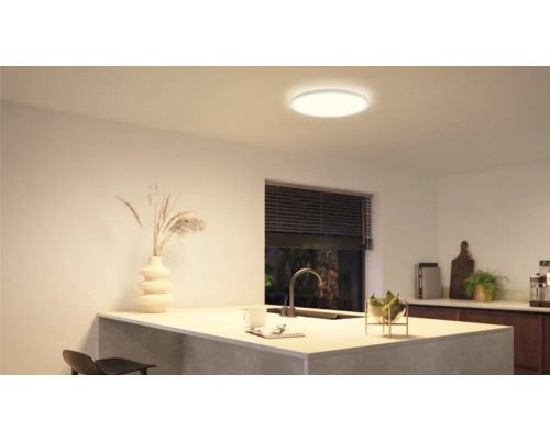 Cuisine moderne avec plafonnier rond pour un éclairage lumineux