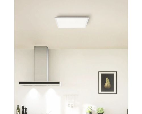 Moderne Küche mit Dunstabzugshaube und quadratischer Deckenleuchte