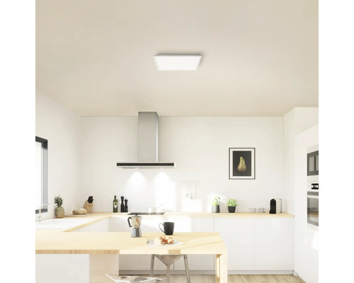 Helle Küche mit Deckenleuchte