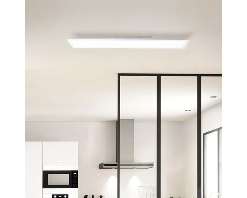 Rechteckige Deckenleuchte in einer hellen Küche