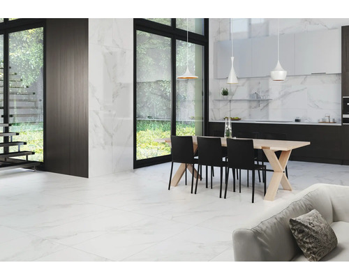 Heller Wohnraum mit Marmorboden, Esstisch und Küchenzeile