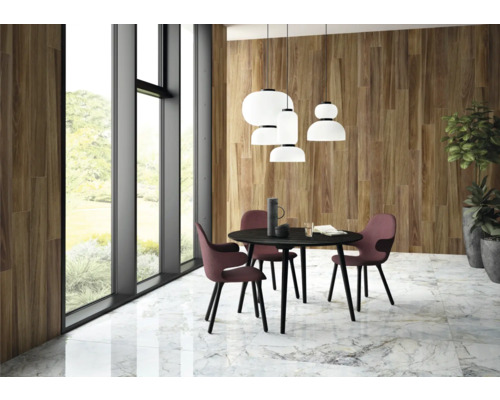 Esszimmer mit Holzwand, Marmorboden, Esstisch mit Stühlen und Pendelleuchten