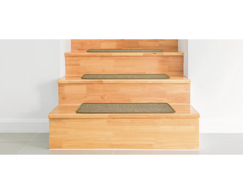 Holztreppe mit Treppenläufern