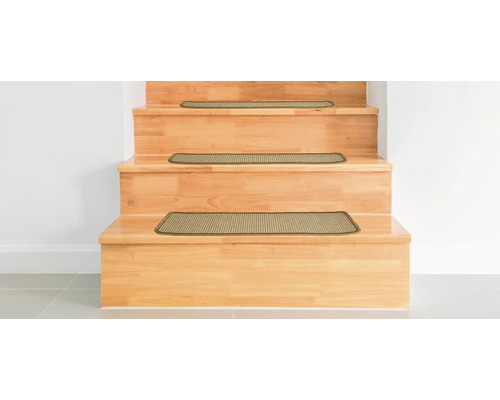 Escalier en bois avec des tapis de marche