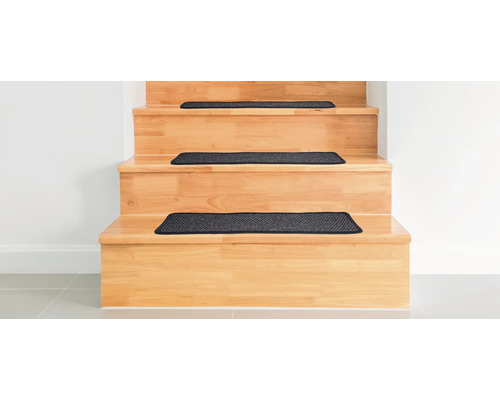 Holztreppe mit Stufenmatten für mehr Sicherheit und Komfort.