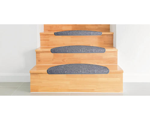 Holztreppe mit grauen Treppenmatten