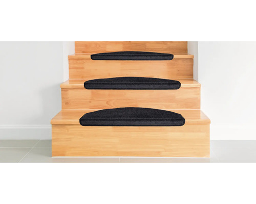 Escalier en bois avec des tapis d''escalier noirs