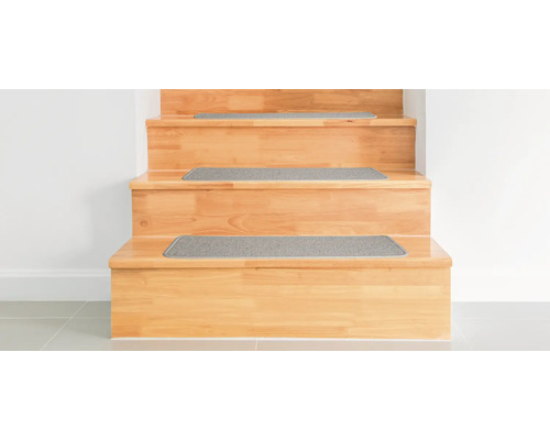 Holztreppe mit Teppichstufenmatten
