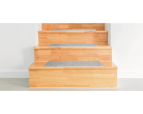 Holztreppe mit grauen Stufenmatten