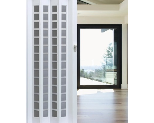 Porte pliante blanche avec inserts transparents dans une pièce lumineuse