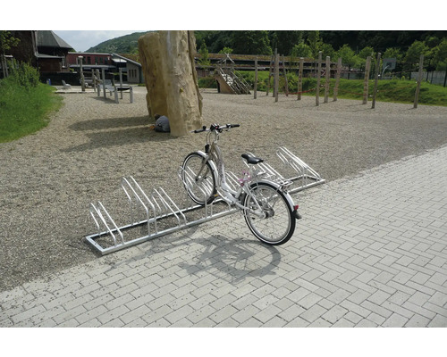Vélo sur un range-vélos à l''extérieur