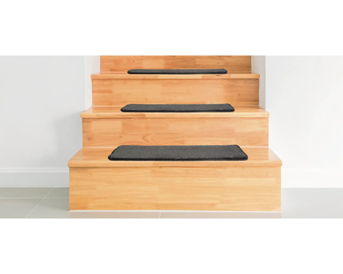 Holztreppe mit grauen Treppenstufenmatten
