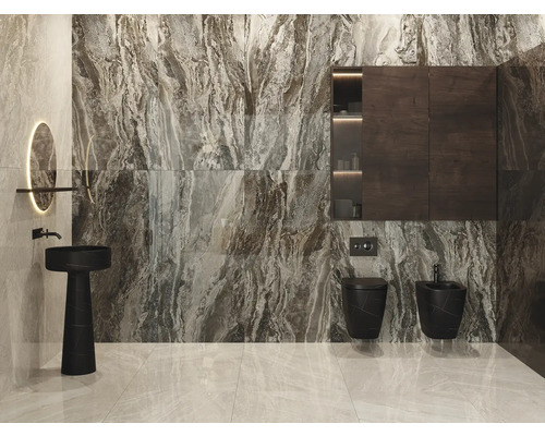 Salle de bains moderne avec lavabo, toilettes, bidet, armoire de toilette et revêtement mural aspect marbre.